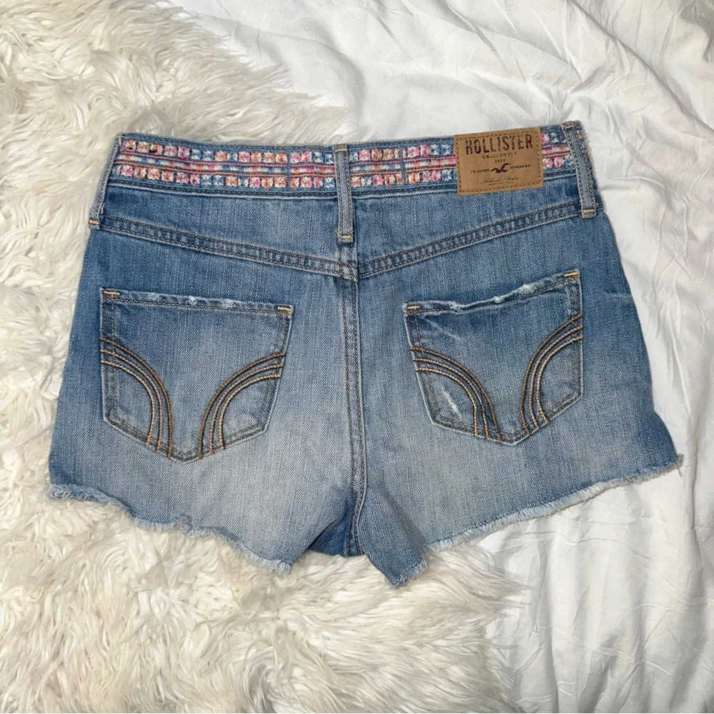 Hollister | Y2K Embroidered Waistband Distressed Denim Mini Shorts 0/24